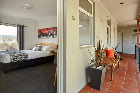 Elphin  Motel & Serviced Apartments - Palm Beach Accommodation 1