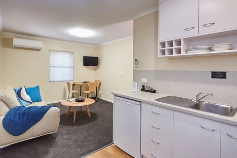 Elphin  Motel & Serviced Apartments - Palm Beach Accommodation 2