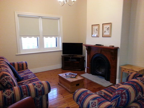 Phoenix Cottage - Palm Beach Accommodation 1