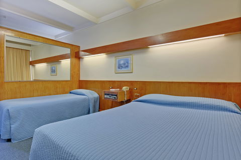 Village Family Motor Inn - Palm Beach Accommodation 2