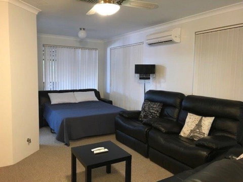 Canalside Family Getaway - Palm Beach Accommodation 2