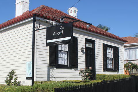 Alice's Cottages - Palm Beach Accommodation 0