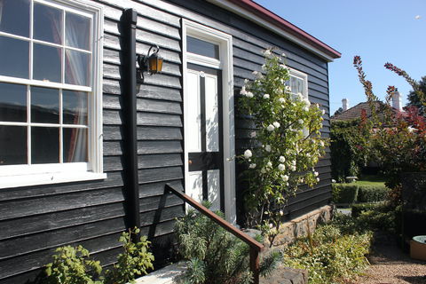 Alice's Cottages - Palm Beach Accommodation 1