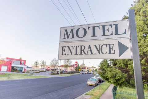 Bathurst Motor Inn - Palm Beach Accommodation 0