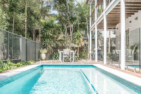 Beach Chalet - Palm Beach Accommodation 0