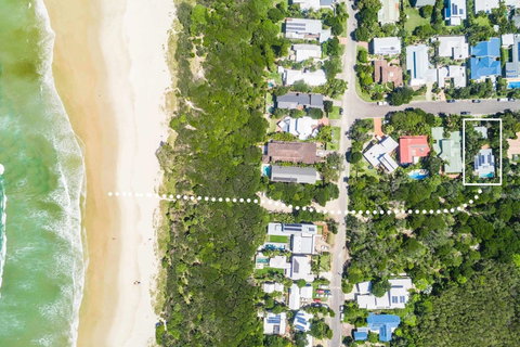 Beach Chalet - Palm Beach Accommodation 2