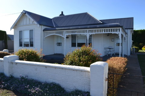 Calgary Accommodation & Killara Accommodation - Palm Beach Accommodation 0