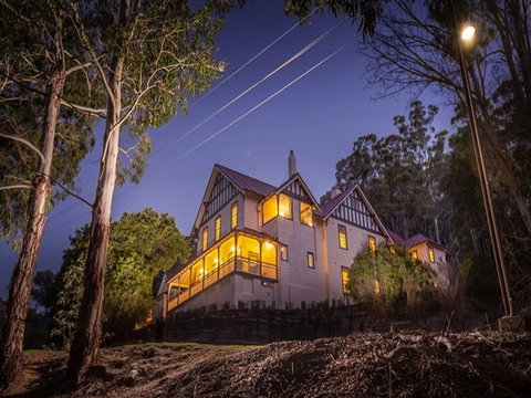 Yarrangobilly Caves House: Guest Rooms - Palm Beach Accommodation 0