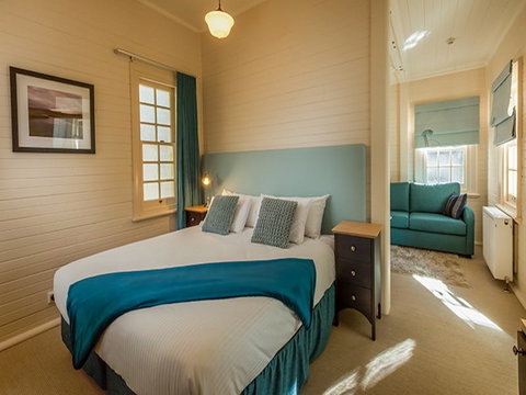 Yarrangobilly Caves House: Guest Rooms - Palm Beach Accommodation 1