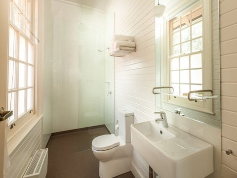 Yarrangobilly Caves House: Guest Rooms - Palm Beach Accommodation 2