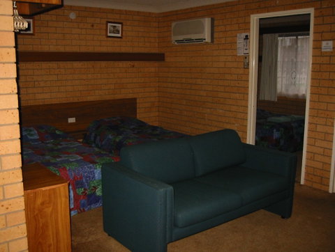 Country Comfort Tumut Valley Motel - Palm Beach Accommodation 2