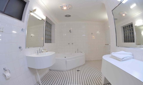 Country Comfort Tumut Valley Motel - Palm Beach Accommodation 4