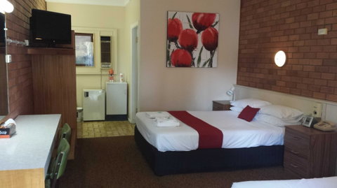 AA Hilldrop Motor Inn - Palm Beach Accommodation 3