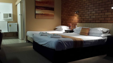 AA Hilldrop Motor Inn - Palm Beach Accommodation 5