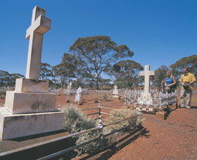 Old Pioneer Cemetery Coolgardie - Palm Beach Accommodation 0