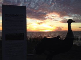 Meningie's Pelican Path - Yunti Ngopun Ngami - Palm Beach Accommodation 2