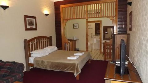 The Middle Pub - Palm Beach Accommodation 2