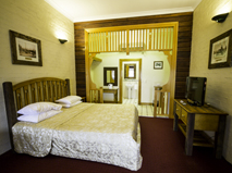 The Middle Pub - Palm Beach Accommodation 3