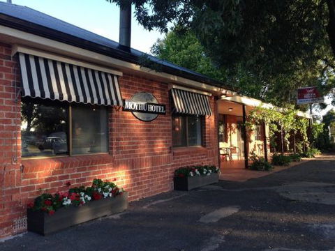 Moyhu Hotel - Palm Beach Accommodation 0