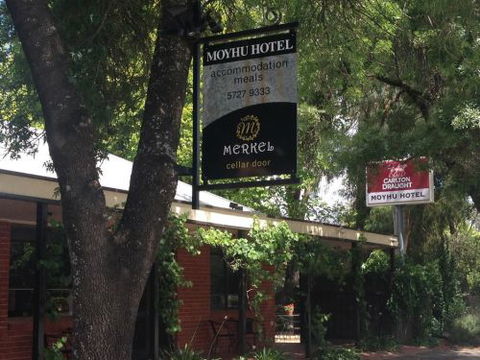 Moyhu Hotel - Palm Beach Accommodation 1