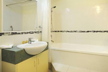 At Whitsunday Vista Holiday Apartments - Palm Beach Accommodation 3