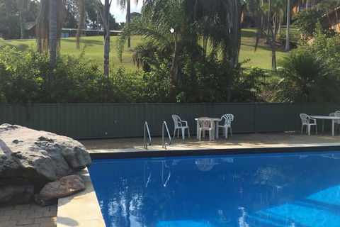 Paradise Palms Resort - Palm Beach Accommodation 5