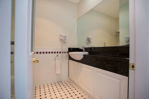 Quality Hotel Bentinck - Palm Beach Accommodation 6