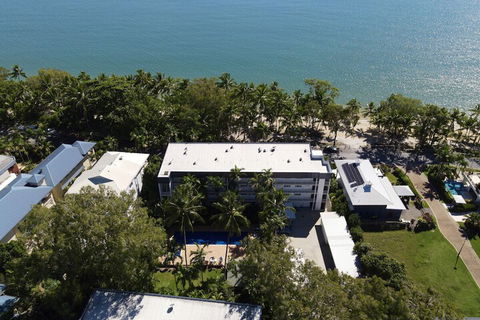Agincourt Beachfront Apartments - Palm Beach Accommodation 3