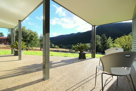 3 Bells Alpine Cottage - Palm Beach Accommodation 2