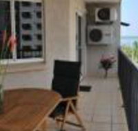 Inner city Cardona Court apartment - Palm Beach Accommodation