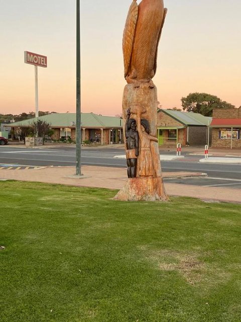 Lake Albert Motel - Palm Beach Accommodation 2