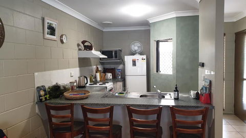 A City Retreat 2BR Apartment Reid Park Townsville - Palm Beach Accommodation 6