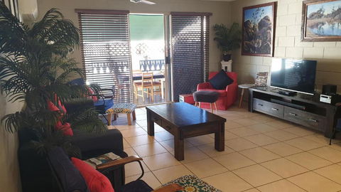 A City Retreat 2BR Apartment Reid Park Townsville - Palm Beach Accommodation 5