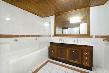Airlie Getaway - Views - Palm Beach Accommodation 0