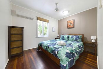 Airlie Getaway - Views - Palm Beach Accommodation 2