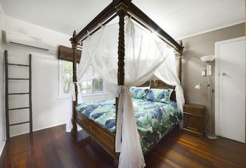 Airlie Getaway - Views - Palm Beach Accommodation 3