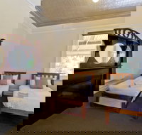 Deloraine Hotel - Palm Beach Accommodation