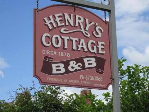 Henrys Cottage - Palm Beach Accommodation 2