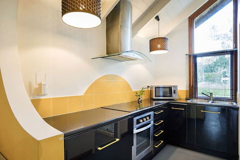 Airlie Beach Eco Cabins - Palm Beach Accommodation 4