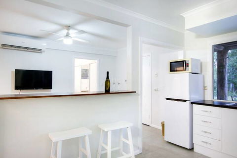 Airlie Beach Eco Cabins - Palm Beach Accommodation 1