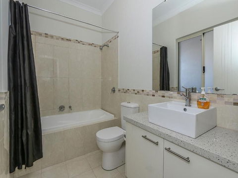 Rose Hotel Clarkson - Palm Beach Accommodation 3