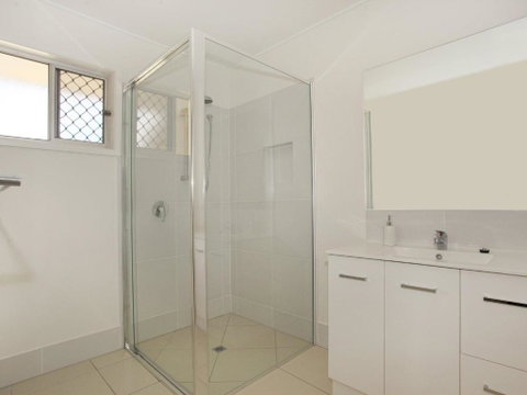 Oloway 40 2 BDRM Pet Friendly Budget Home - Palm Beach Accommodation 2