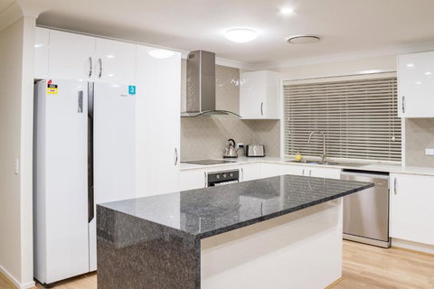 Brand New Executive Living - Palm Beach Accommodation 4
