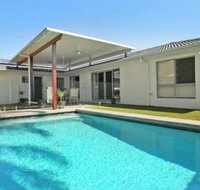 Palm 95 Modern 4 BDRM Home with Pool - Palm Beach Accommodation
