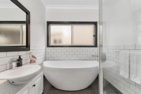 Art House - Palm Beach Accommodation 2