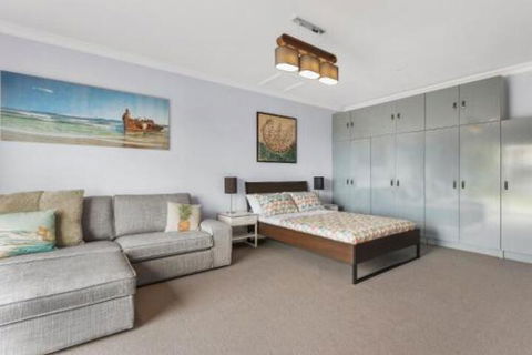 Art House - Palm Beach Accommodation 7