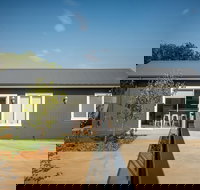 Kirsten Accommodation Parkes - Palm Beach Accommodation