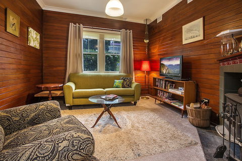 Allambee - Palm Beach Accommodation 2