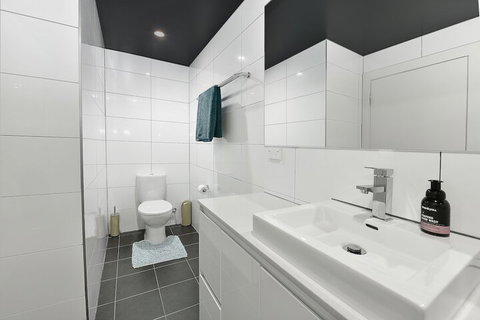Close To Airport City & Shops - Palm Beach Accommodation 2