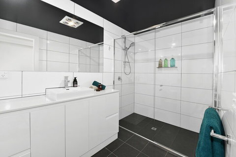 Close To Airport City & Shops - Palm Beach Accommodation 5